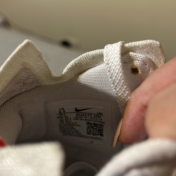 Labron men’s basketball shoe - Picture 3 of 4